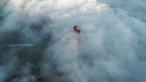 云雾下的大桥