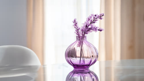 室内紫色花瓶